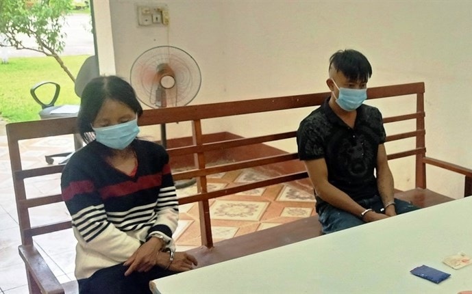Các đối tượng Chá Thị Hạ và Quàng Văn Hạnh bị bắt giữ tại cơ quan điều tra Các đối tượng Chá Thị Hạ và Quàng Văn Hạnh bị bắt giữ tại cơ quan điều tra