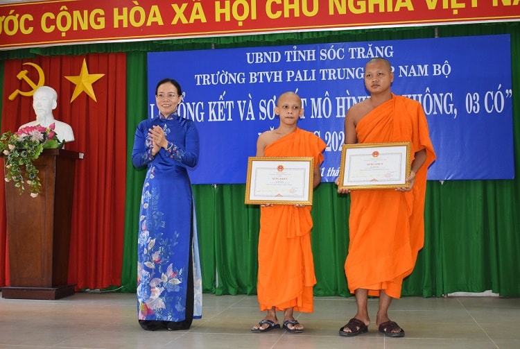 Bà Huỳnh Diễm Ngọc - Phó Chủ tịch UBND tỉnh Sóc Trăng tặng Bằng khen cho hai tăng sinh giỏi toàn cấp Bà Huỳnh Diễm Ngọc - Phó Chủ tịch UBND tỉnh Sóc Trăng tặng Bằng khen cho hai tăng sinh giỏi toàn cấp