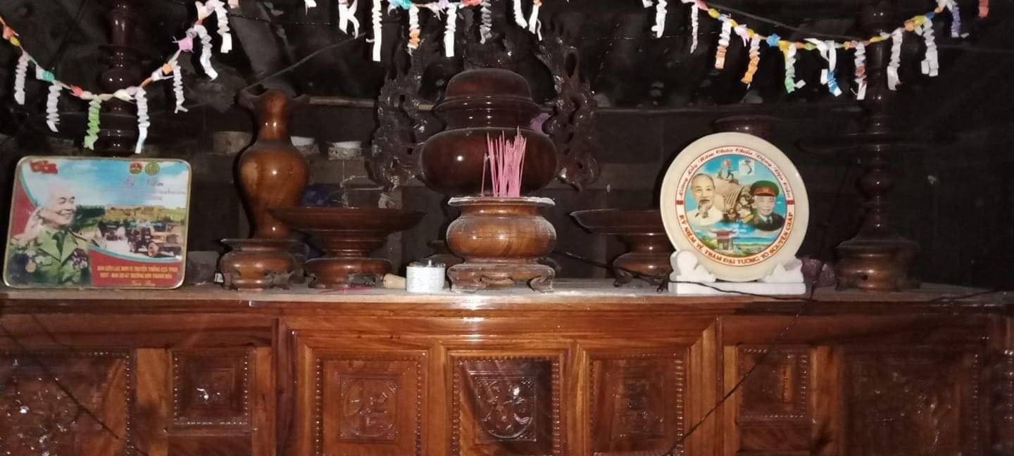 Ban thờ Bác tại gia đình Người có uy tín Hồ Bách, bản Làng Ho, xã Ngân Thủy, Lệ Thủy, Quảng Bình