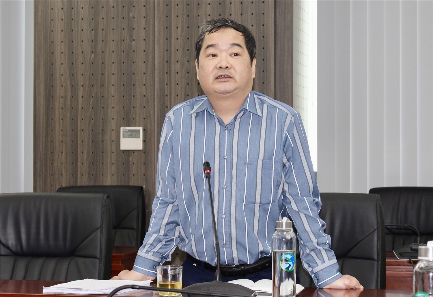 Ông Hoàng Đức Thành, Vụ trưởng Vụ Pháp chế - Chủ nhiệm Đề tài, thay mặt nhóm nghiên cứu, trình bầy tóm tắt quá trình triển khai thực hiện và một số kết quả nghiên cứu của Đề tài