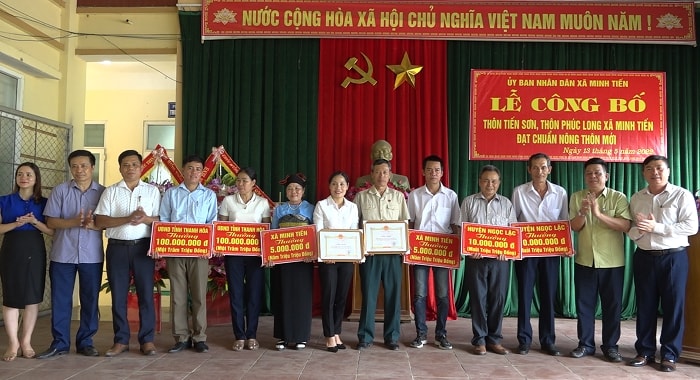 Lãnh đạo huyện trao Bằng công nhận thôn đạt chuẩn NTM và phần thưởng của huyện, của tỉnh cho 2 thôn đạt chuẩn NTM