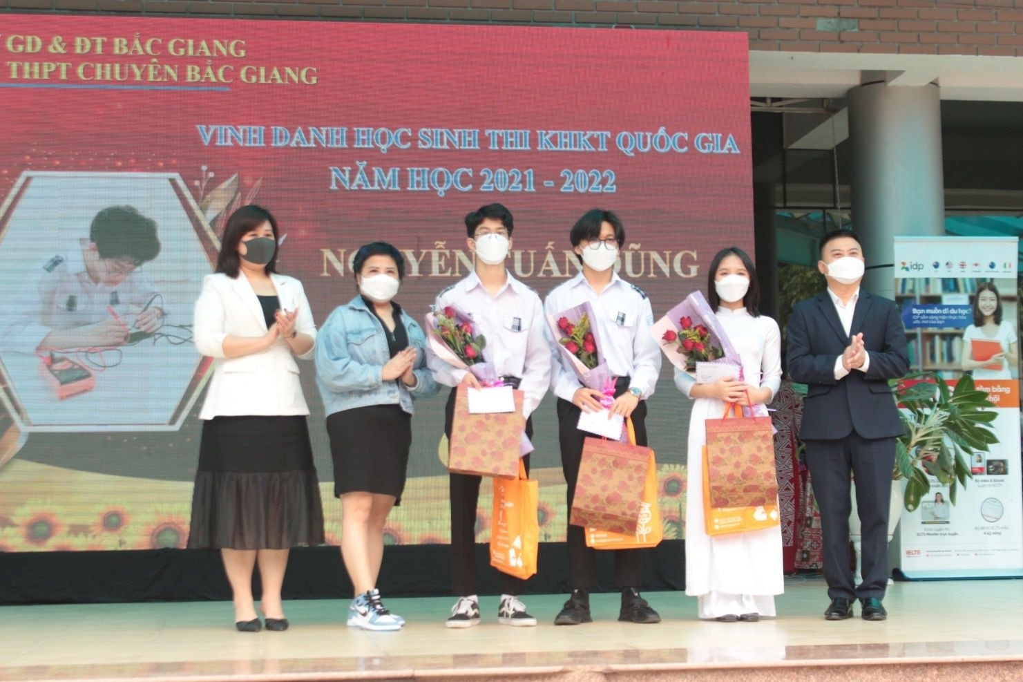 Em Hoàng Thanh Huyền (người thứ hai từ phải sang trái) 