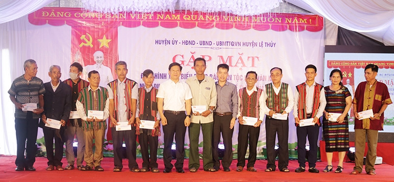 Lãnh đạo huyện Lệ Thủy tặng quà cho già làng, trưởng bản, Người có uy tín, gương điển hình tiêu biểu trong cộng đồng dân tộc Bru Vân Kiều