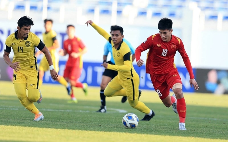 Tiền đạo Nhâm Mạnh Dũng (số 18), cầu thủ ghi bàn mở tỷ số cho U23 Việt Nam trong trận gặp U23 Malaysia. (Ảnh SONG NGỌC) Tiền đạo Nhâm Mạnh Dũng (số 18), cầu thủ ghi bàn mở tỷ số cho U23 Việt Nam trong trận gặp U23 Malaysia. (Ảnh SONG NGỌC)