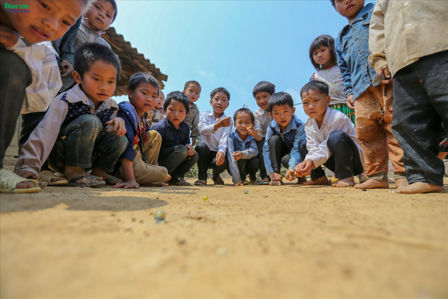 Bắn bi là trò chơi thu hút rất nhiều các bé trai vùng cao