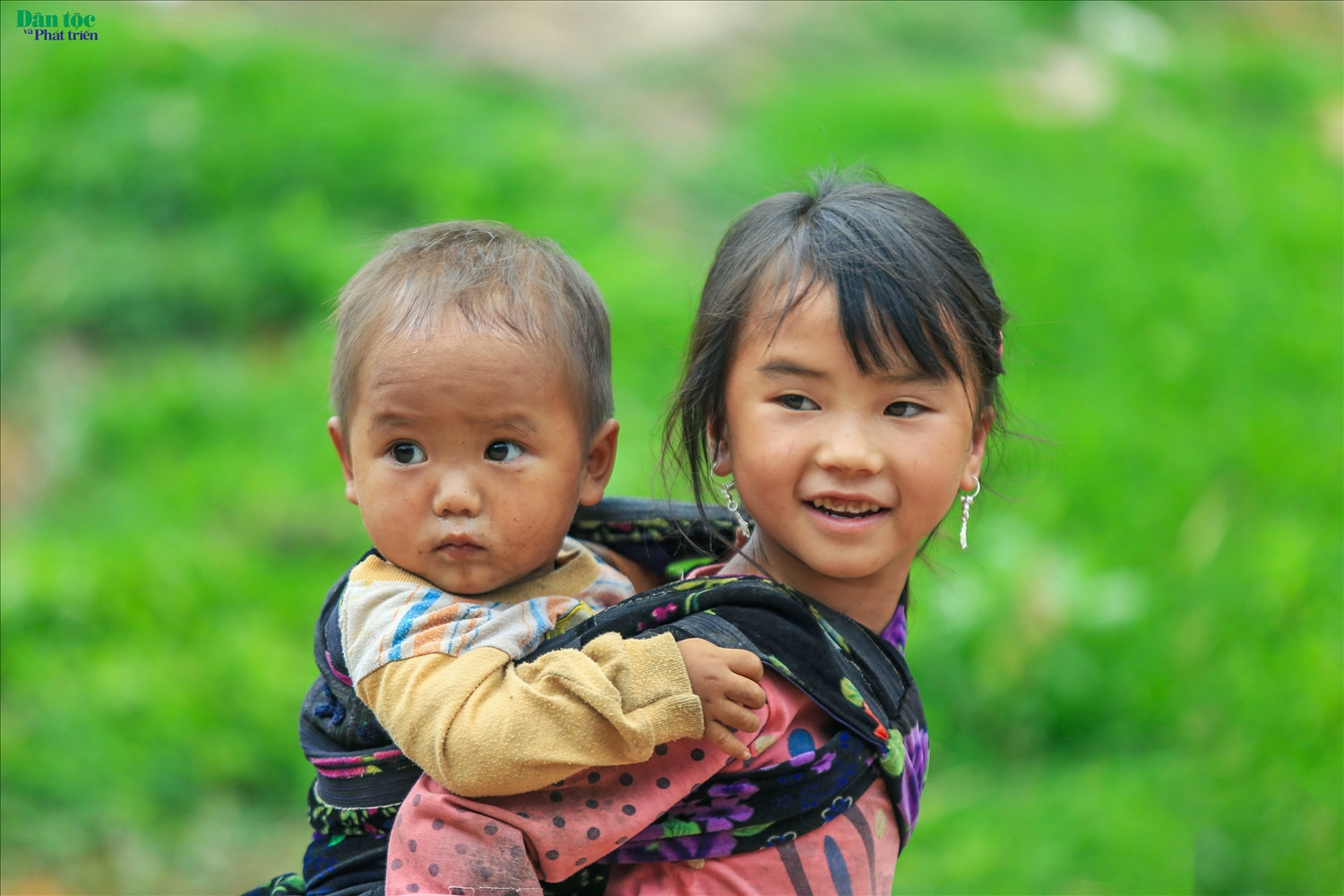 Các em nhỏ phụ giúp bố mẹ mẹ trông em