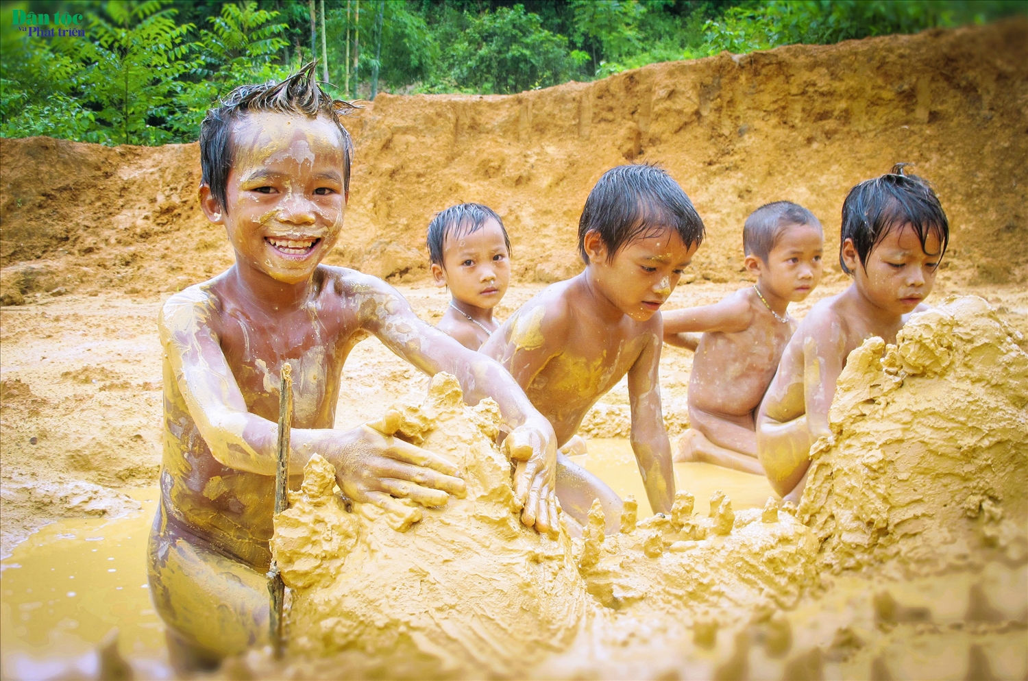 Nụ cười tinh nghịch của các em nhỏ chơi nặn đất ngày mưa