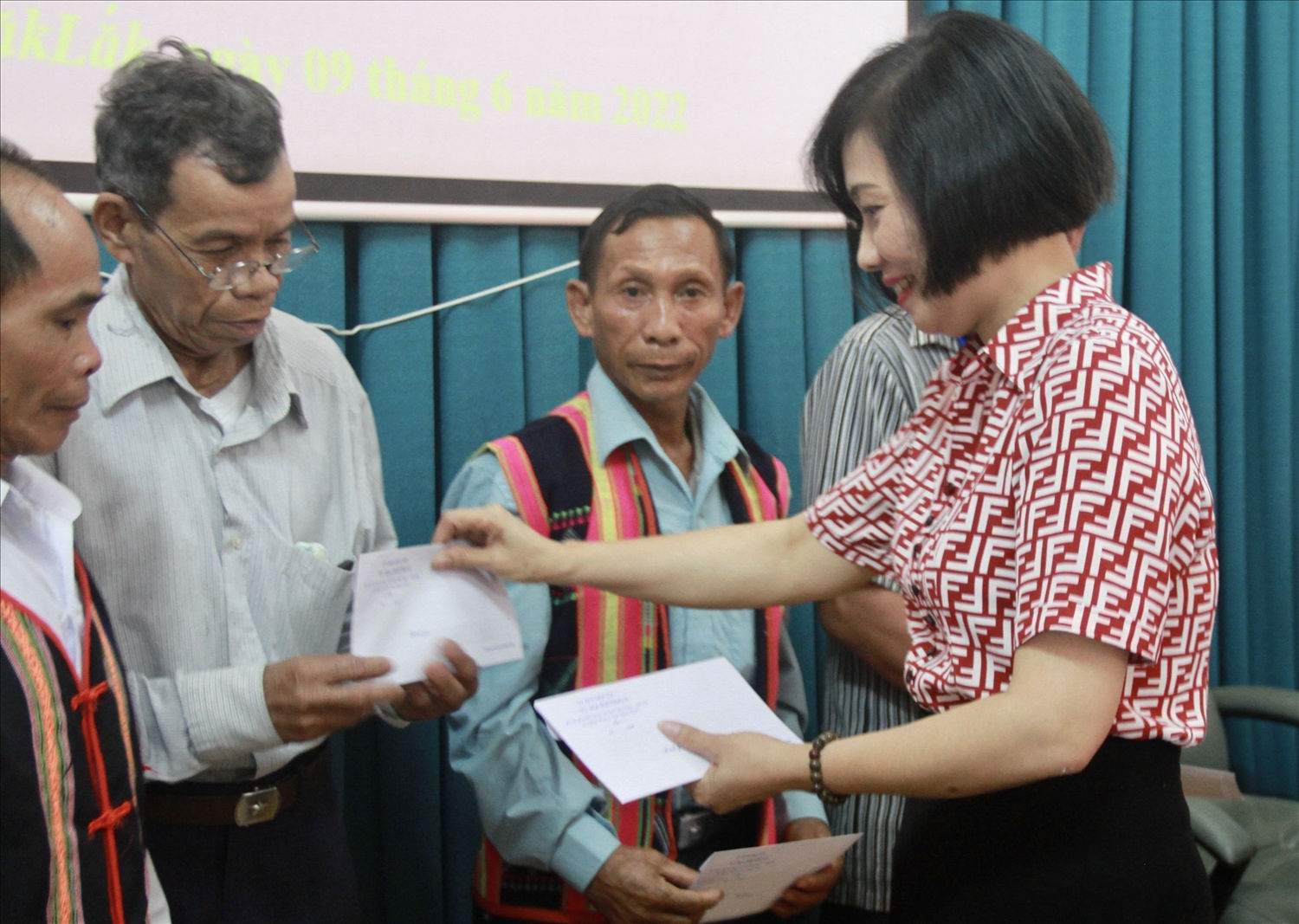 Bà Phạm Thị Phước An tặng quà người uy tín