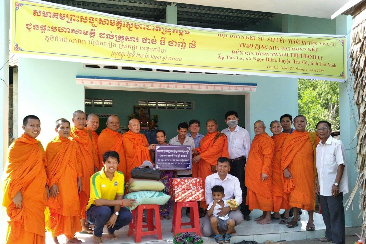 Hoà thượng Kim Ngọc Toàn (Người cầm bảng bên trái) cùng các thành viên trong Hội đoàn kết sư sãi yêu nước huyện Trà Cú trao nhà cho hộ gia đình Khner khó khăn về nhà ở