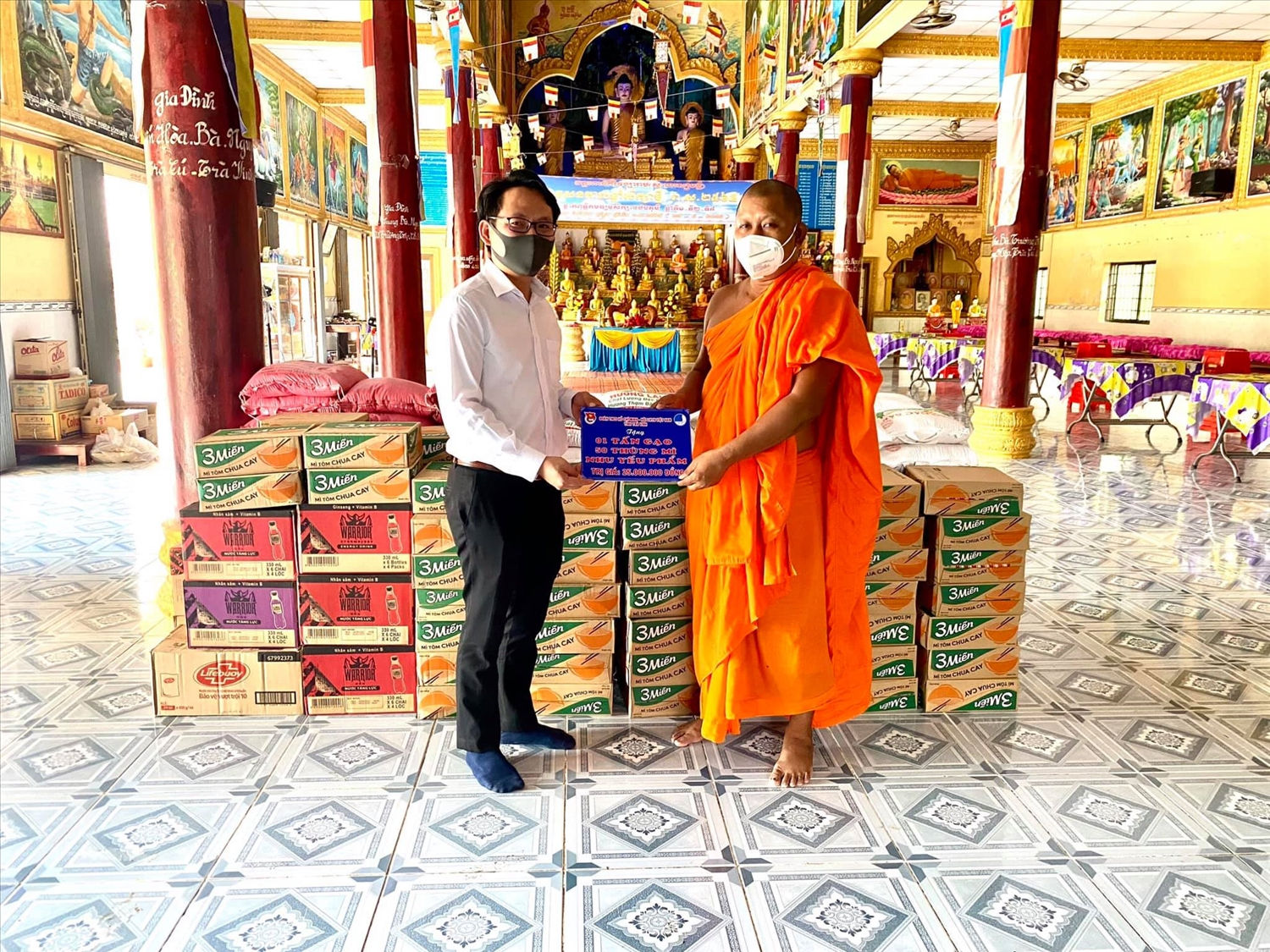 Hội đoàn kết sư sãi yêu nước huyện Trà Cú thường xuyên vận động mạnh thường quân các nhu yếu phẩm để kịp thời hỗ trợ đồng bào