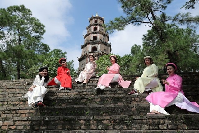 Du khách mang áo dài tham quan chùa Thiên Mụ Du khách mang áo dài tham quan chùa Thiên Mụ