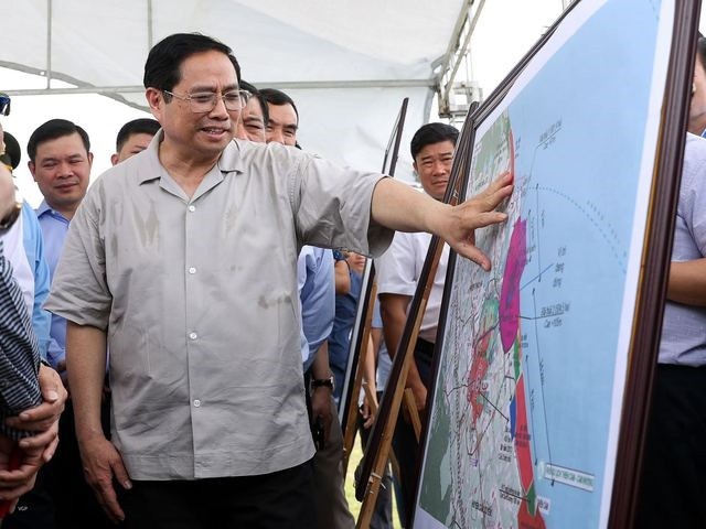 Thủ tướng Phạm Minh Chính khảo sát thực trạng mỏ sắt Thạch Khê tại huyện Thạch Hà sau hơn 10 năm tạm dừng dự án đầu tư khai thác và tuyển quặng sắt tại đây - Ảnh: VGP/Nhật Bắc