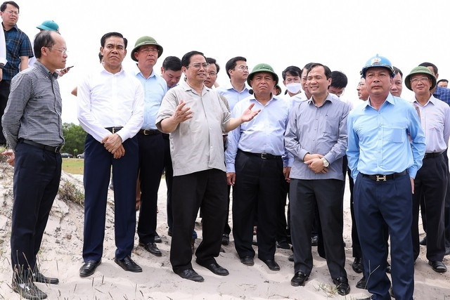 Thủ tướng yêu cầu phải đánh giá tổng thể về các vấn đề kinh tế, xã hội, đời sống nhân dân, bảo đảm môi trường… cả trước mắt và lâu dài - Ảnh: VGP/Nhật Bắc