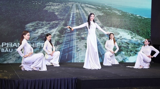 Bùi Lý Thiên Hương (SBD: 315) thể hiện ca khúc 