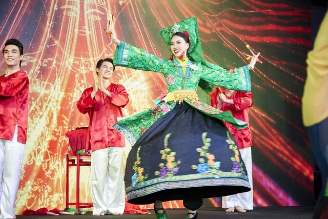 Bùi Quỳnh Hoa với bài múa 