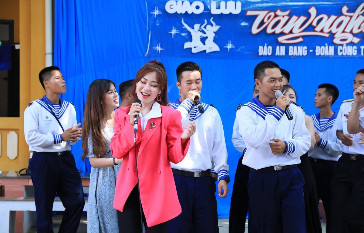 Ca sỹ Hà Myo biểu diễn trong chuyến công tác tại Trường Sa. (Ảnh: NVCC)