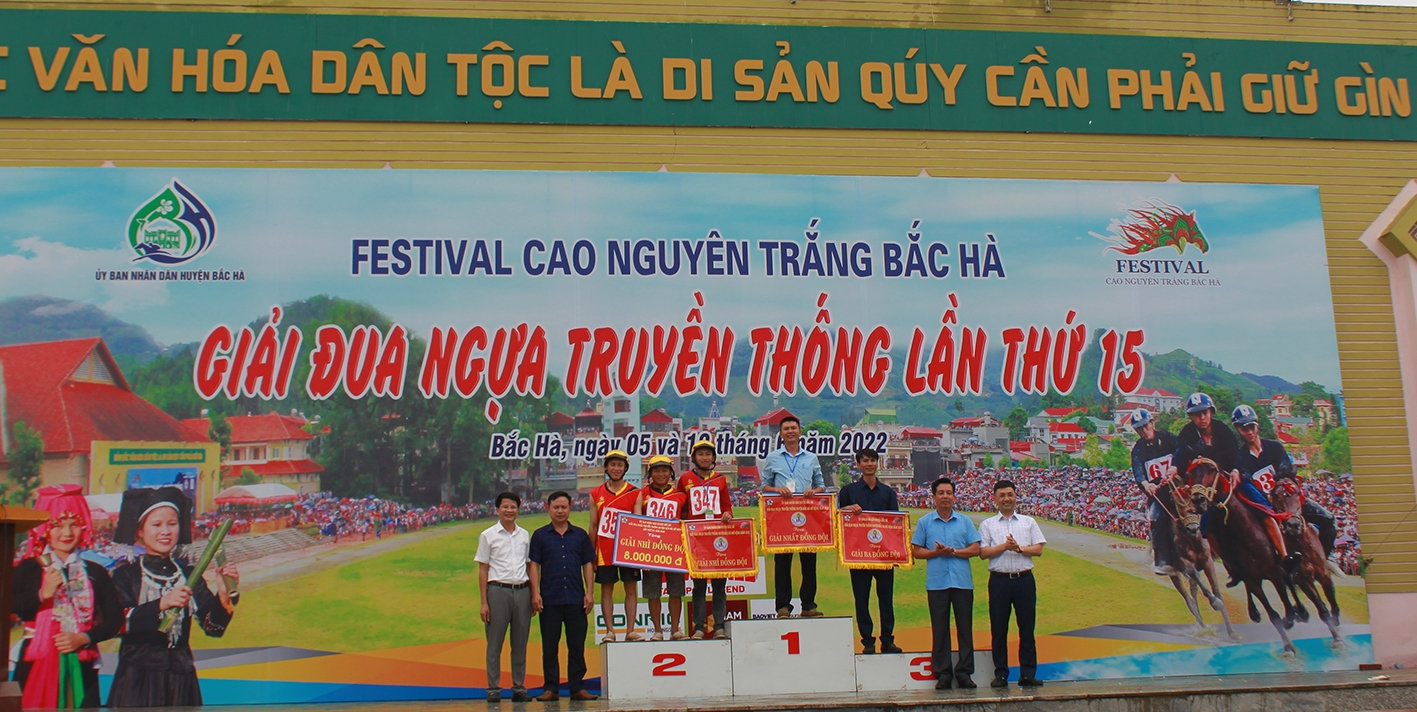 Trao giải cho các đội đua và các nài ngựa thắng cuộc