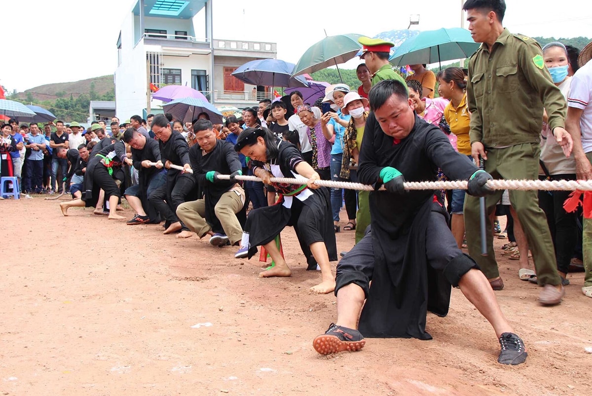 Nhiều trò chơi dân gian cũng được tổ chức