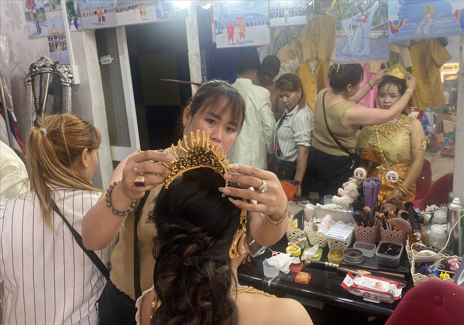 Chị Thạch Sari đang trang điểm cho du khách thuê đồ tại tiệm trong khung viên chùa Bôtum Vong Sa Som Rong
