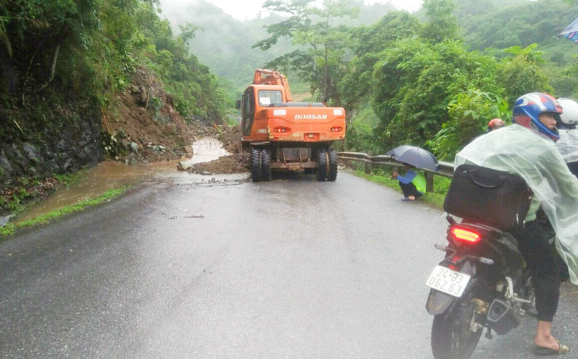 Nhiều tuyến đường giao thông trong tỉnh bị sạt lở gây ách tắc cục bộ