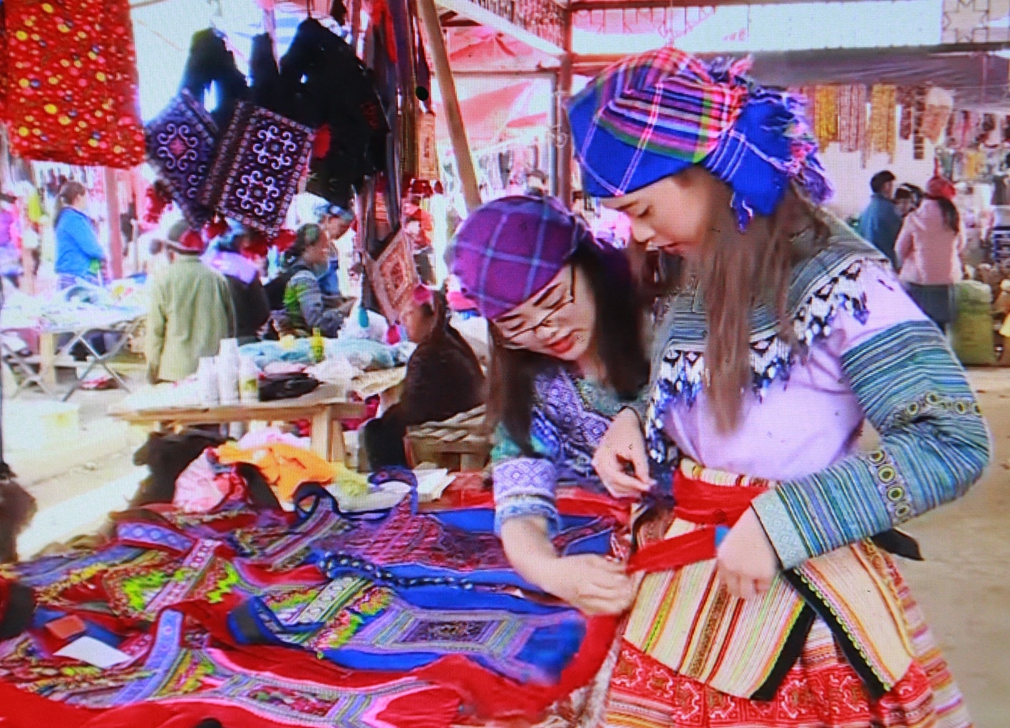 Đến Si Ma Cai dịp này du khách còn có  dịp đi chợ phiên vùng cao, tham gia các hoạt động văn nghệ - thể thao dân tộc đặc sắc