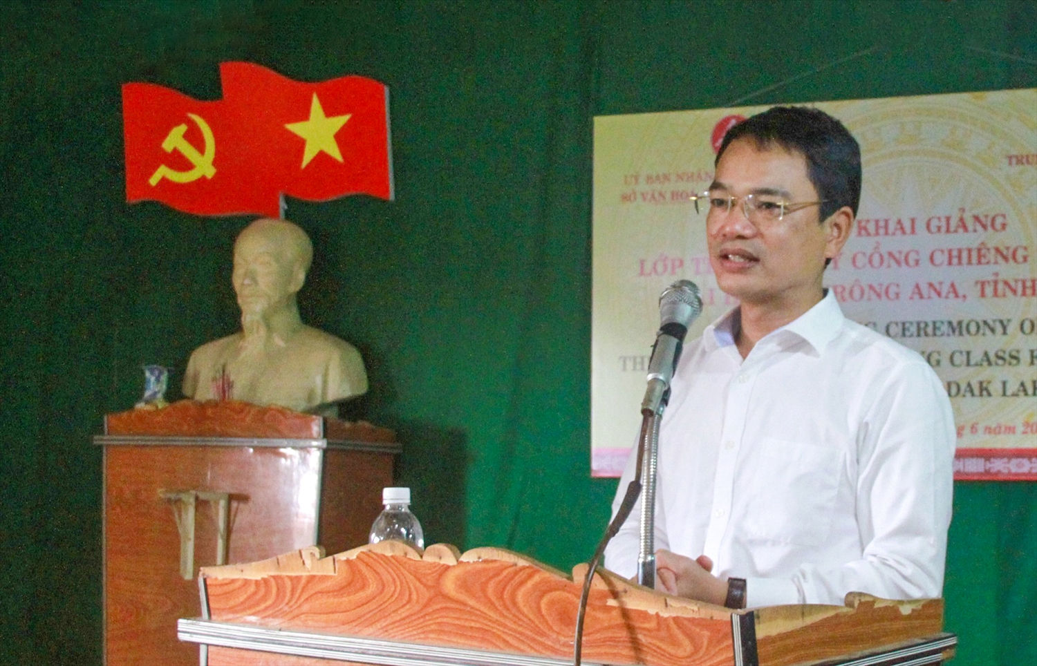 Ông Đặng Gia Duẩn, Phó giám đốc Sở Văn hóa, Thể thao và Du lịch Đắk Lắk phát biểu tại lễ khai mạc Ông Đặng Gia Duẩn, Phó giám đốc Sở Văn hóa, Thể thao và Du lịch Đắk Lắk phát biểu tại lễ khai mạc