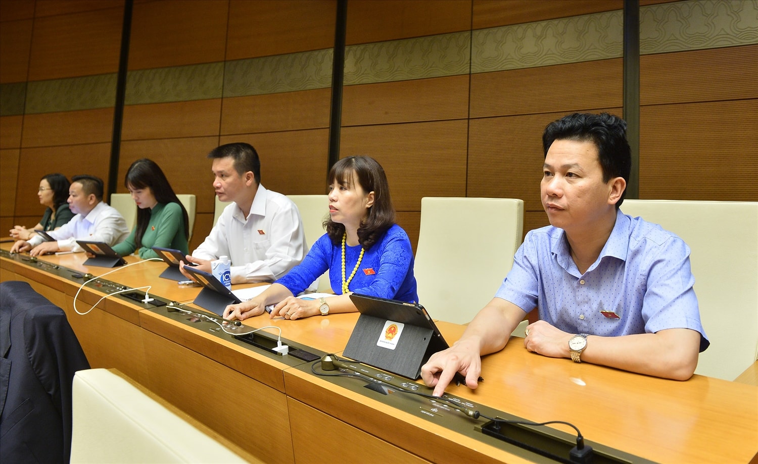 Các đại biểu tham dự phiên họp bấm nút biểu quyết Các đại biểu tham dự phiên họp bấm nút biểu quyết