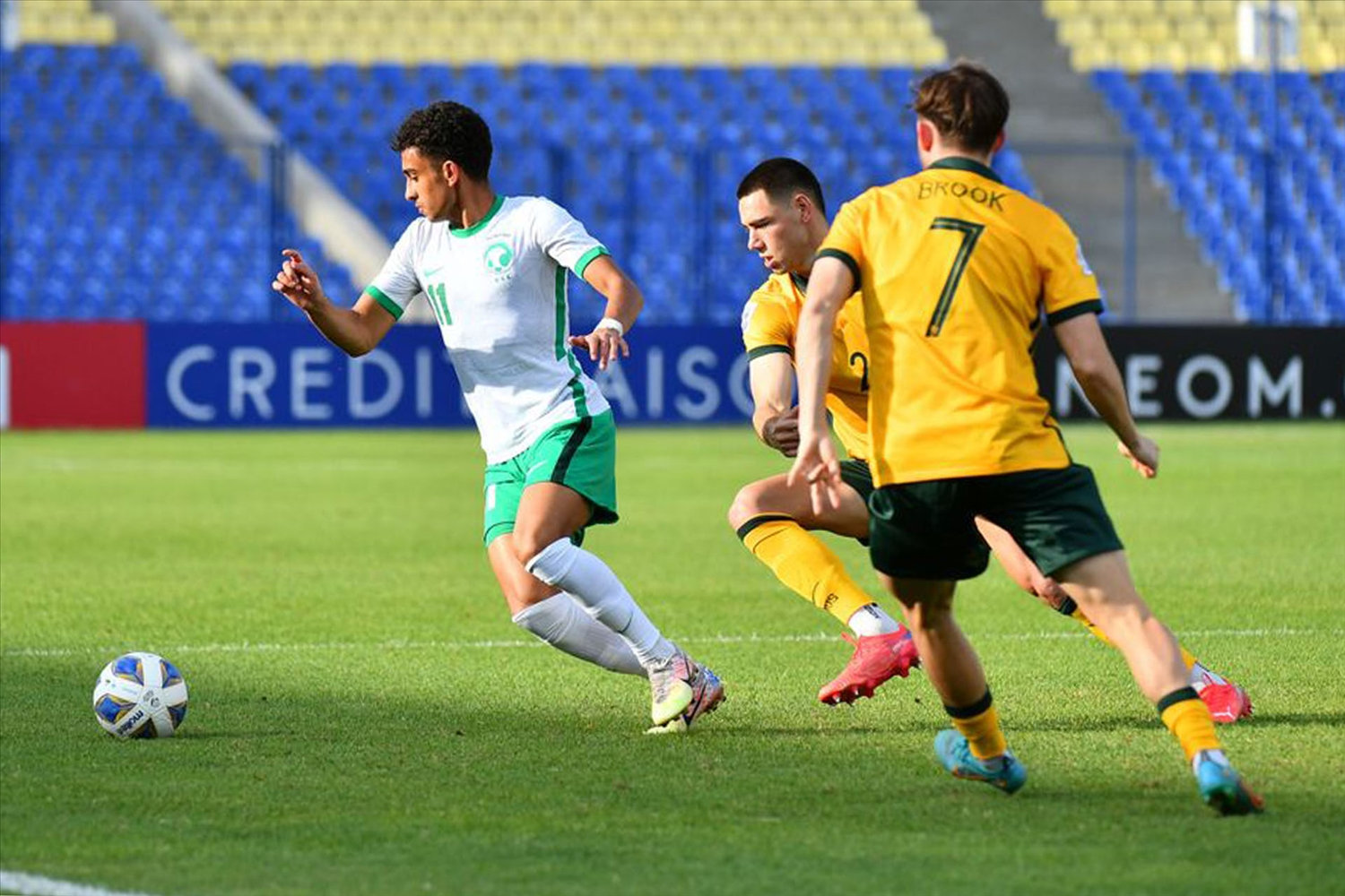 U23 Saudi Arabia (áo trắng) sớm có lợi thế dẫn trước và hơn người. (Ảnh: AFC)