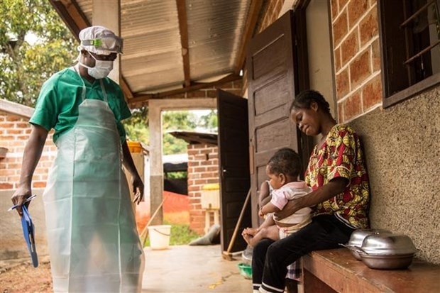 Điều trị cho bệnh nhân mắc bệnh đậu mùa khỉ tại Zomea Kaka, Cộng hòa Trung Phi. (Ảnh: AFP/TTXVN) Điều trị cho bệnh nhân mắc bệnh đậu mùa khỉ tại Zomea Kaka, Cộng hòa Trung Phi. (Ảnh: AFP/TTXVN)