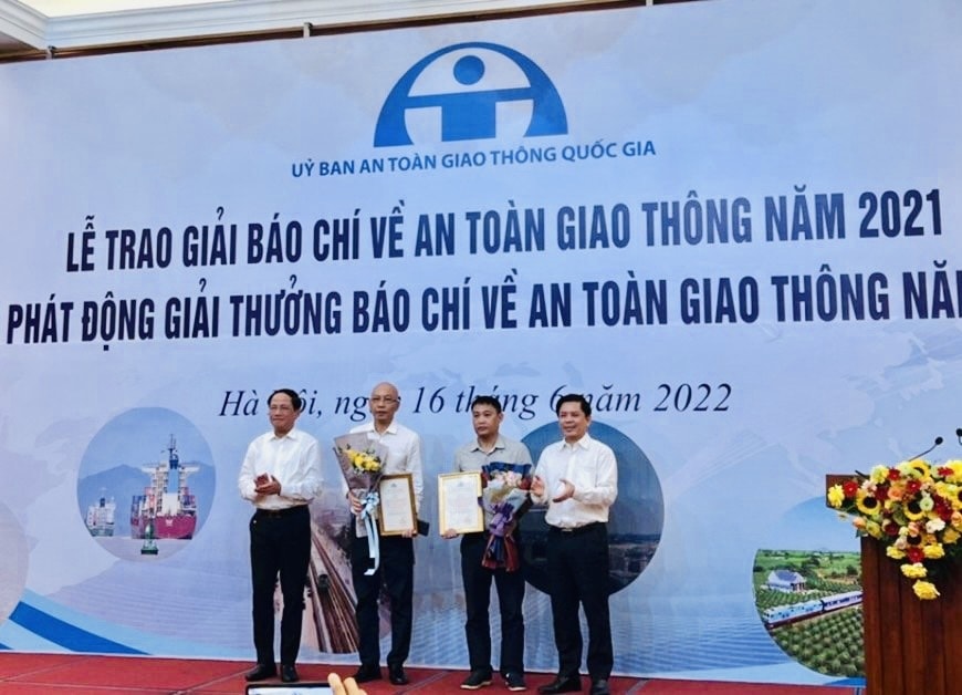 Ban Tổ chức trao giải thưởng cho các tác giả
