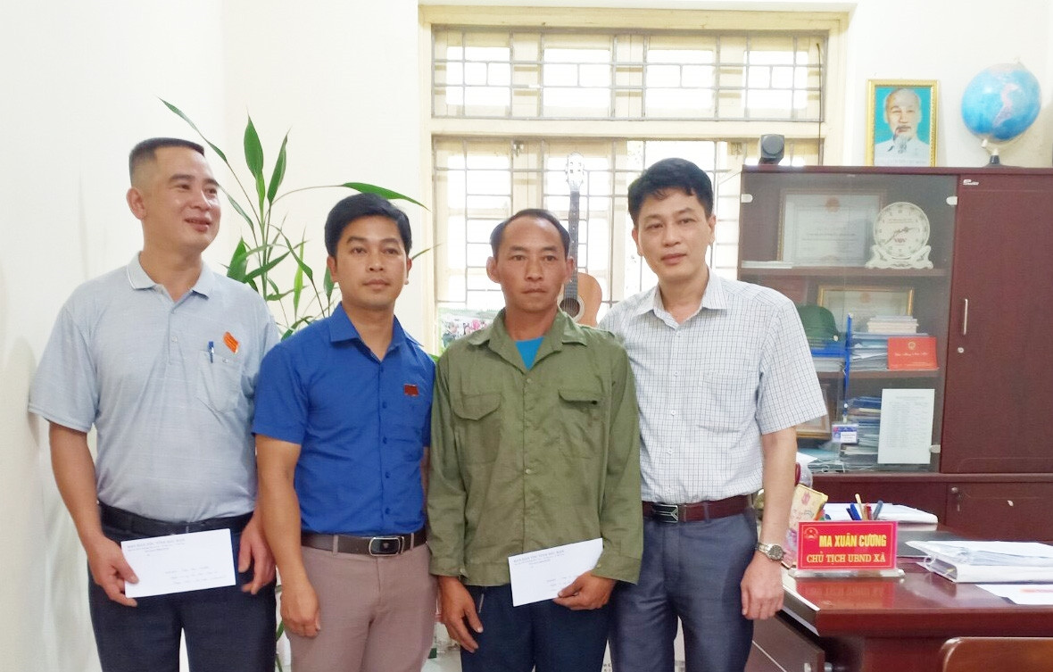Phó Trưởng Ban Dân tộc tỉnh Đinh Hồng Kiên trao quà cho Người có uy tín ở xã Nhạn Môn, huyện Pác Nặm