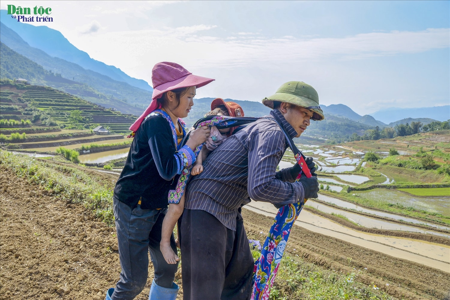 Hình ảnh con thơ địu trên lưng cha mẹ cùng ra đồng trong mùa cấy, từ lâu đã trở nên quen thuộc với bà con vùng cao