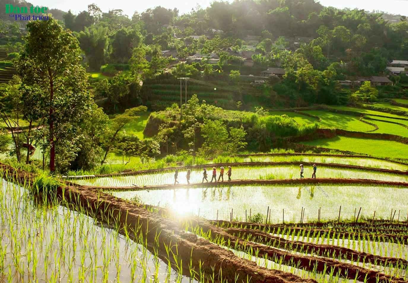 Mặt trời xuống núi là lúc bà con về bản