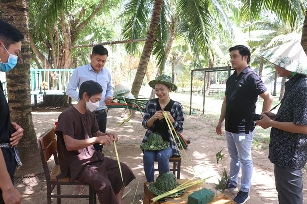 Du khách trải nghiệm du lịch nông trại miệt vườn tại Bến Tre. (Ảnh: Huỳnh Phúc Hậu/TTXVN) Du khách trải nghiệm du lịch nông trại miệt vườn tại Bến Tre. (Ảnh: Huỳnh Phúc Hậu/TTXVN)