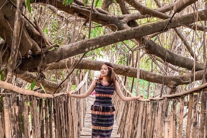 Cầu treo Buôn Đôn xuyên tán cây cổ thụ hàng trăm năm tuổi, dài gần 1km được làm chủ yếu từ tre nứa, là nơi nhiều du khách thích thú trải nghiệm cảm giác lắc lư khi băng qua. Ảnh TL