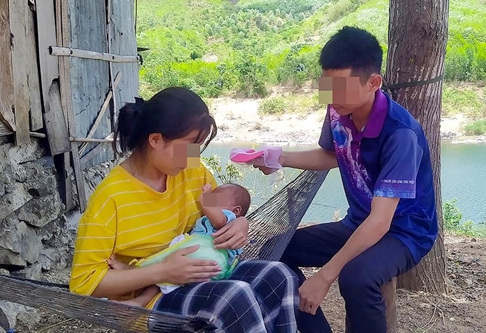 Một trường hợp tảo hôn, người mẹ có con lúc chưa tròn tuổi 16 ở huyện Nam Giang Một trường hợp tảo hôn, người mẹ có con lúc chưa tròn tuổi 16 ở huyện Nam Giang