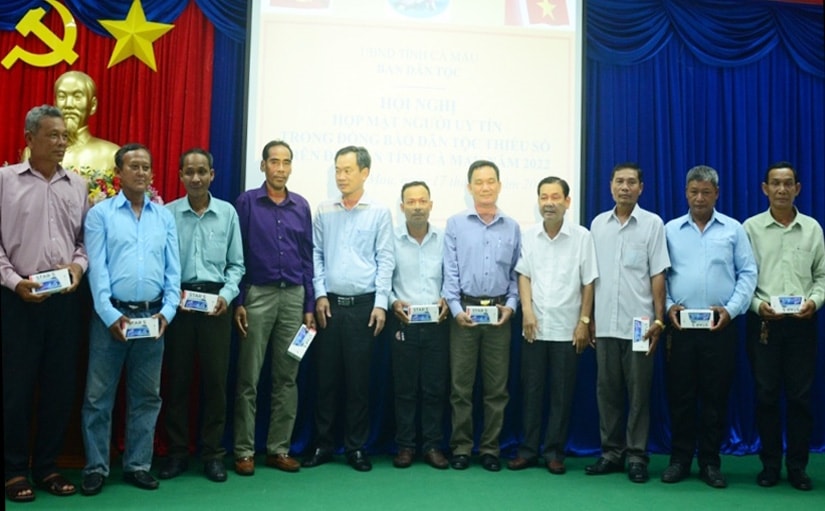 Quỹ thiện tâm của Công ty VinGroup tặng 13 máy điện thoại di động cho Người có uy tín có hoạt động tích cực cùng chính quyền địa phương trong công tác tuyên truyền phòng, chống dịch Covid-19 và an sinh xã hội trên địa bàn.