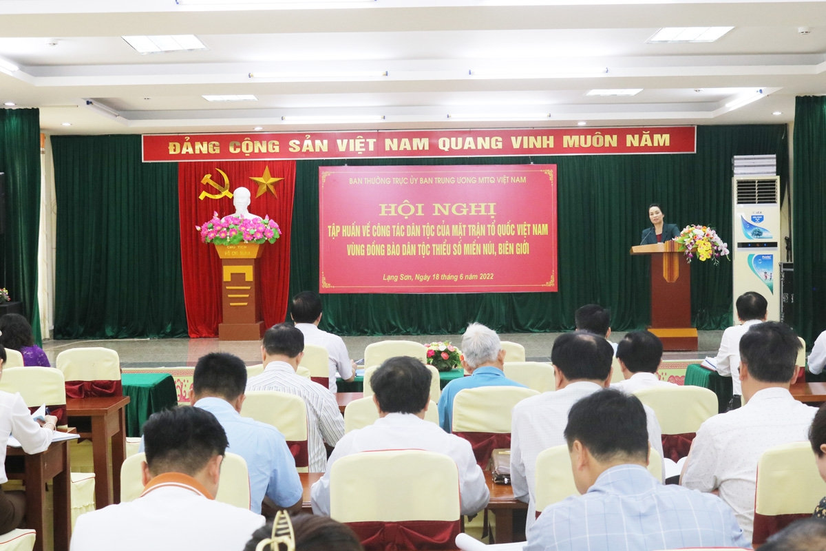 Báo cáo viên truyền đạt chuyên đề tại Hội nghị 