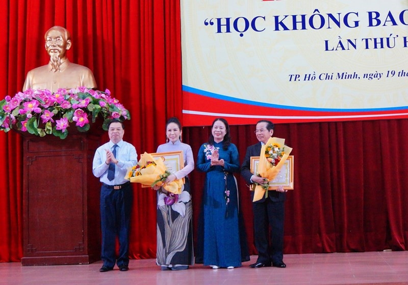  Phó Chủ tịch nước Võ Thị Ánh Xuân vinh danh các đơn vị, cá nhân đã có đóng góp tích cực và tài trợ cho công tác khuyến học, khuyến tài.
