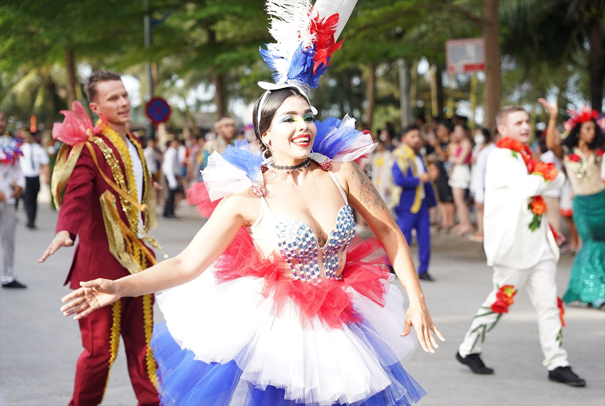 Đặc trưng lễ hội Carnival là những vũ công điêu luyện trong những trang phục sặc sỡ Đặc trưng lễ hội Carnival là những vũ công điêu luyện trong những trang phục sặc sỡ