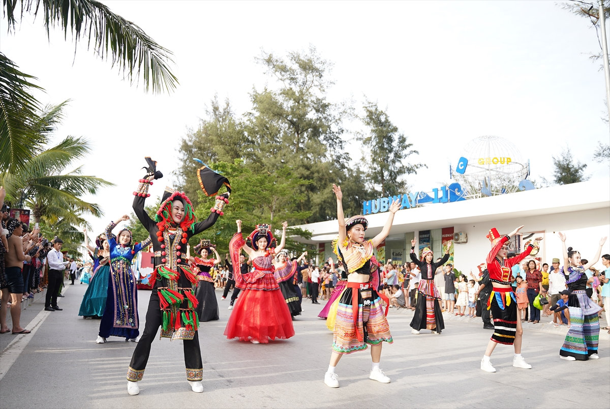 Nghệ sĩ Việt Nam trong trang phục dân tộc với màn trình diễn đầy cuốn hút Nghệ sĩ Việt Nam trong trang phục dân tộc với màn trình diễn đầy cuốn hút