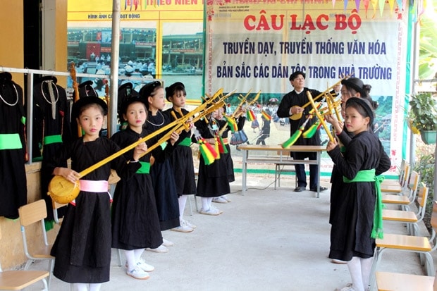 Buổi học hát Then, đàn Tính tại Câu lạc bộ “Truyền dạy văn hóa truyền thống” của học sinh Trường Tiểu học xã Bằng Lang, Quang Bình, Hà Giang. Ảnh báo Hà Giang
