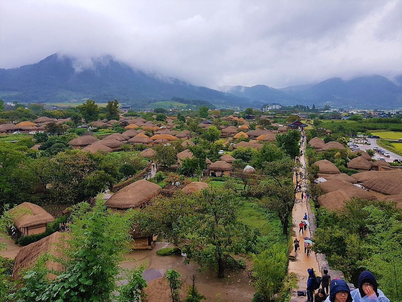 Năm 2011, ngôi làng được Unesco công nhận là Di sản văn hóa thế giới, thu hút khá đông du khách đến tham quan. 