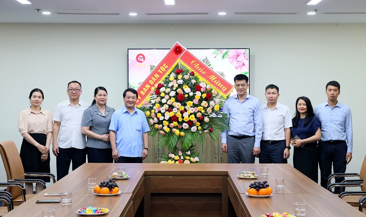 Bộ trưởng, Chủ nhiệm Ủy ban Dân tộc Hầu A Lềnh tặng hoa chúc mừng Truyền hình Quốc hội