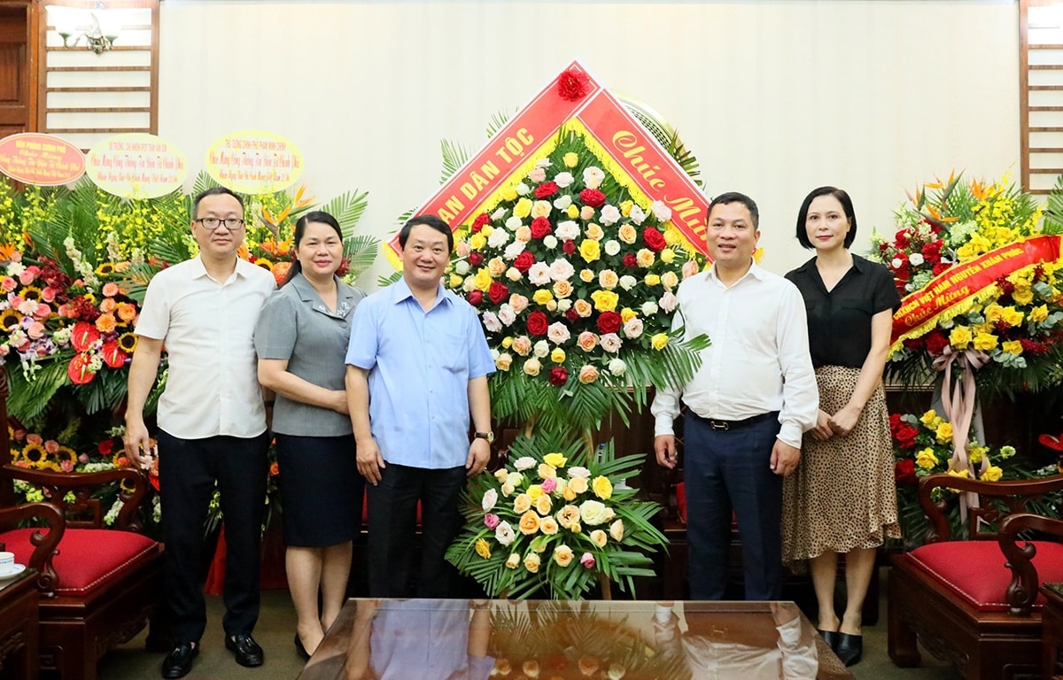 Bộ trường, Chủ nhiệm Uỷ ban Dân tộc Hầu A Lềnh tặng hoa chúc mừng Cổng Thông tin Điện tử Chính phủ, Báo Điện tử Chính phủ
