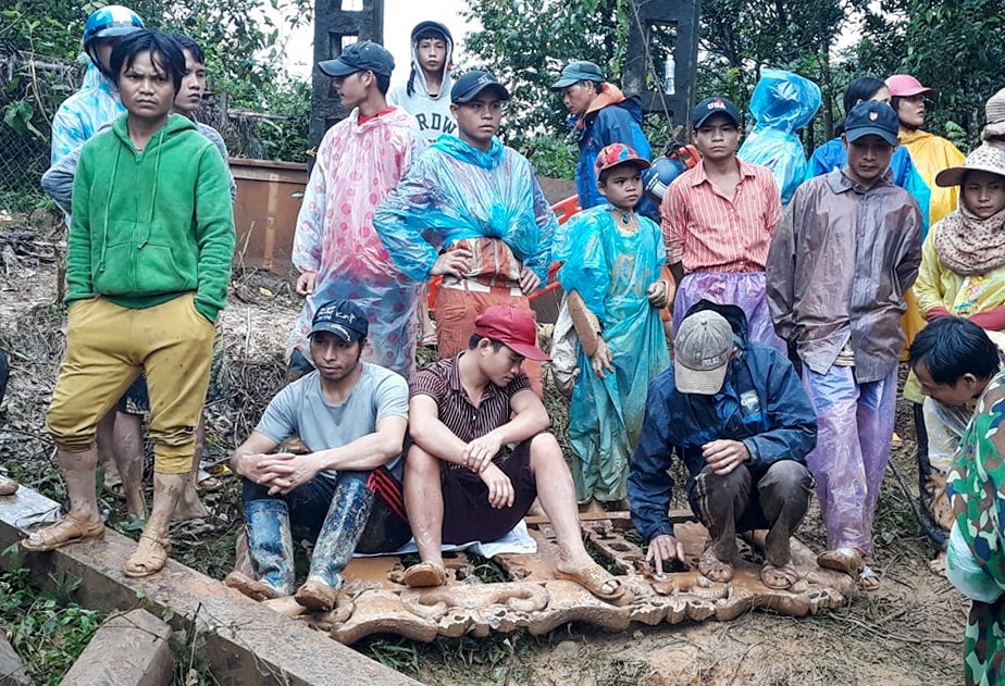 Người dân thất thần dõi theo công tác cứu hộ