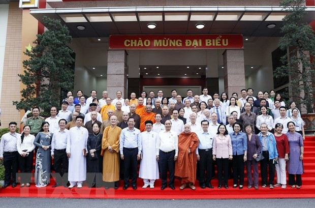 Chủ tịch nước Nguyễn Xuân Phúc với các cử tri là nhân sĩ, trí thức, chức sắc các tôn giáo, người có uy tín, tiêu biểu trong đồng bào các dân tộc, giới văn nghệ sĩ. (Ảnh: Thống Nhất/TTXVN)