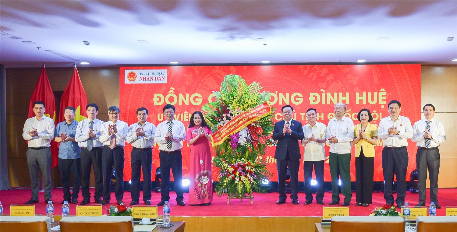 Chủ tịch Quốc hội cùng các Ủy viên Ủy ban Thường vụ Quốc hội, lãnh đạo Văn phòng Quốc hội và lãnh đạo Báo Đại biểu nhân dân Chủ tịch Quốc hội cùng các Ủy viên Ủy ban Thường vụ Quốc hội, lãnh đạo Văn phòng Quốc hội và lãnh đạo Báo Đại biểu nhân dân