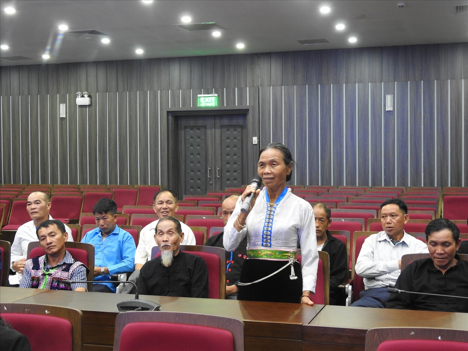Đại biểu Người có uy tín đề đạt ý kiến, mong muốn tới Lãnh đạo UBDT