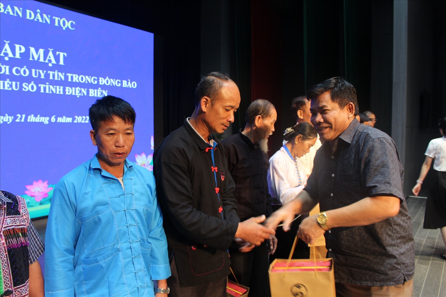 Thứ trưởng, Phó Chủ nhiệm Y Thông tặng quà lưu niệm cho Người có uy tín